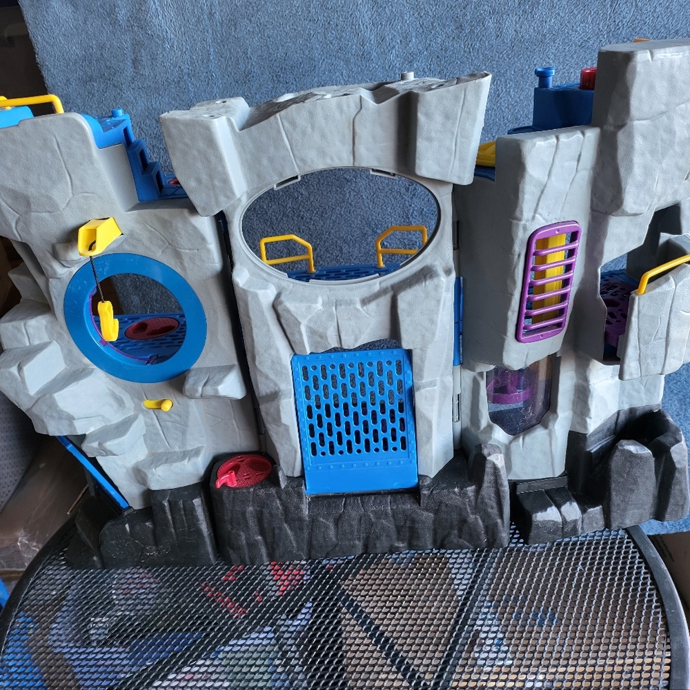 2007 Fisher-Price Imaginext DC Super Friends Batcave - Picture 2 of 4